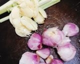 Hình bước làm 1 của món Ếch xào mặn