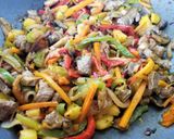 Foto del paso 6 de la receta: Wok de carne con ananá y cilantro