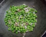 A picture of step 3 of Matar fry.