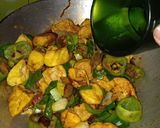 Foto langkah ke 5 dari resep Tumis tahu kecap pedas.