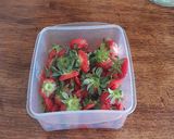 Une image de l'étape 1 de Sirop de queues de fraises.