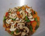 Foto langkah ke 4 dari resep Tumis jamur kancing.
