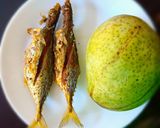 Gambar langkah 1 resipi Pecal Mangga Lebihan Ikan Goreng.