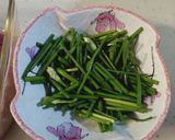 Hình bước làm 1 của món Bò Xào Bông Hẹ kiểu người Hoa - Stir Fry Beefs w Chives Flowers