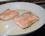 Foto del paso 8 de la receta: Trucha asalmonada en salsa de queso con arándanos..🐟🐟🧀🧀