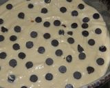 Foto del paso 3 de la receta: Bizcochuelo de chocolate blanco con lunares de chocolate negro