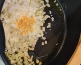 Foto del paso 2 de la receta: Guiso de patatas y merluza en amarillo
