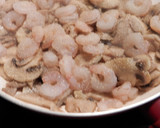 Foto del paso 4 de la receta: gambas,setas y champiñones gratinados con bechamel.
