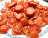 Foto del paso 4 de la receta: Ensalada de tomates, fresones y tomillo