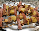 Foto del paso 7 de la receta: Brochetas de carne, salchichas y fruta