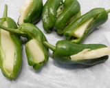 Foto del paso 2 de la receta: Pimientos de padrón rellenos de queso