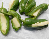 Foto del paso 2 de la receta: Pimientos de padrón rellenos de queso