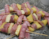 Foto del paso 5 de la receta: Brochetas de carne, salchichas y fruta