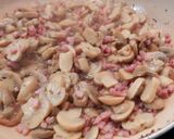 Foto del paso 3 de la receta: Pollo en salsa con jamón serrano
