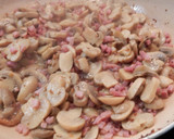 Foto del paso 3 de la receta: Pollo en salsa con jamón serrano