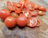 Foto del paso 1 de la receta: Ensalada de tomates, fresones y tomillo