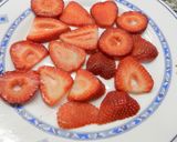 Foto del paso 2 de la receta: Ensalada de tomates, fresones y tomillo