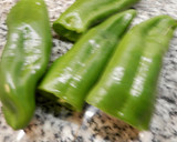 Foto del paso 1 de la receta: Pimientos italianos rellenos de jamón y queso