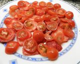 Foto del paso 3 de la receta: Ensalada de tomates, fresones y tomillo