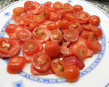 Foto del paso 3 de la receta: Ensalada de tomates, fresones y tomillo