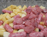 Foto del paso 1 de la receta: Brochetas de carne, salchichas y fruta