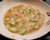 Foto del paso 4 de la receta: Tortilla de aguacates y gambas
