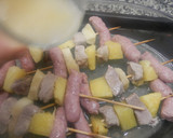 Foto del paso 6 de la receta: Brochetas de carne, salchichas y fruta