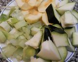 Foto del paso 1 de la receta: Crema de calabacines y manzana