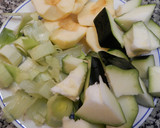 Foto del paso 1 de la receta: Crema de calabacines y manzana