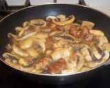 Foto del paso 10 de la receta: Champiñones con dientes de ajo y longanizas blancas