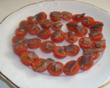 Foto del paso 4 de la receta: Rueda de tomates cherry, anchoas y queso de servilleta