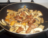 Foto del paso 8 de la receta: Champiñones con dientes de ajo y longanizas blancas