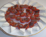 Foto del paso 6 de la receta: Rueda de tomates cherry, anchoas y queso de servilleta