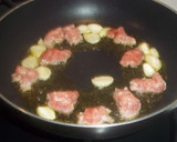 Foto del paso 4 de la receta: Champiñones con dientes de ajo y longanizas blancas