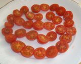 Foto del paso 3 de la receta: Rueda de tomates cherry, anchoas y queso de servilleta