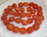 Foto del paso 3 de la receta: Rueda de tomates cherry, anchoas y queso de servilleta