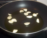 Foto del paso 3 de la receta: Champiñones con dientes de ajo y longanizas blancas