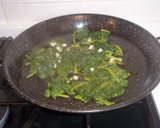 Foto del paso 4 de la receta: Paella de espinacas y boquerones