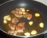 Foto del paso 5 de la receta: Champiñones con dientes de ajo y longanizas blancas