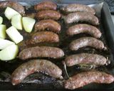 Foto del paso 1 de la receta: Chorizos al horno con cebolla caramelizada y pimientos asados