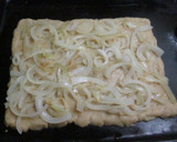 Foto del paso 5 de la receta: Coca de cebolla caramelizada y pimientos asados