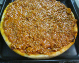 Foto del paso 4 de la receta: Pizza con boloñesa, jamón y aceitunas
