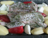 Foto del paso 3 de la receta: Pollo al perejil con patatas y verduras horneadas