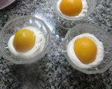 Foto del paso 3 de la receta: Durazno con crema chantillí y perlitas de chocolate