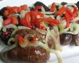 Foto del paso 7 de la receta: Chorizos al horno con cebolla caramelizada y pimientos asados