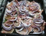 Foto del paso 2 de la receta: Chuletas de cerdo horneadas con verduras especiales