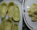 Foto del paso 2 de la receta: Calabacines rellenos con pollo asado del día anterior