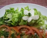 Foto del paso 2 de la receta: Ensalada de tomate, lechuga y pimientos con salsa verde