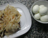 Foto del paso 6 de la receta: Hamburguesa con cebolla dorada y huevos duros