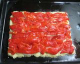 Foto del paso 7 de la receta: Coca de cebolla caramelizada y pimientos asados